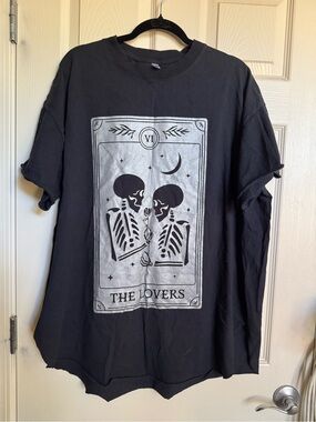 Pebby Forevee Black Graphic Cotton Tee , Lovers Tarot Print in Silver, Size 2X